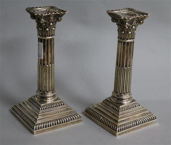 A pair of late Victorian silver corinthian column dwarf candlesticks by Goldsmiths & Silversmiths Co Ltd, London, 1893, 17.3cm.